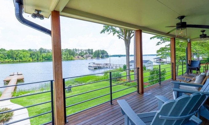 Chapin House | Casa Azul - Lake Murray - Close in - Spa like baths - New Dock