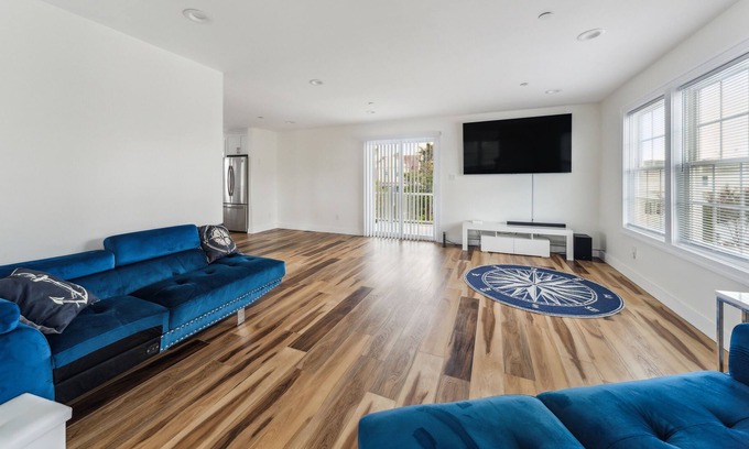 Freeport's Nautical Mile House | Casa Azul new modern 4.5 bd rm 2.5 bthrm getaway steps from nautical mile marina