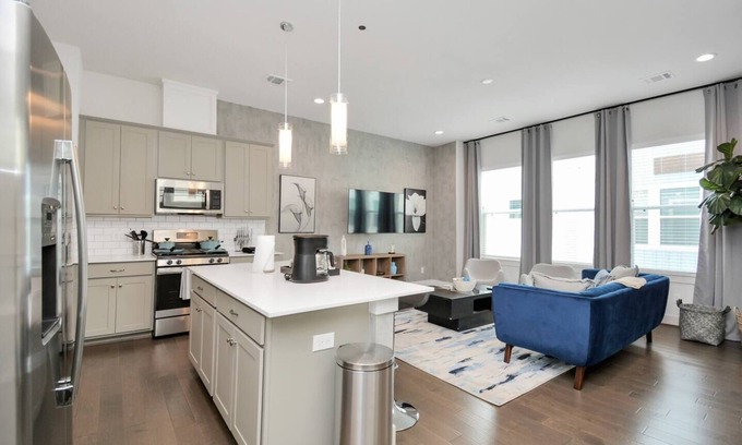 Riverside Terrace House | Casa Azure - 10 mins to Rodeo! Med Center, UofH