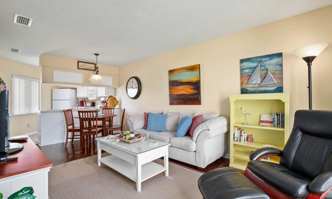 Mid Island Condo | CASA BELLA "C " - STEPS TO THE BEACH - 1 bed/1 bath - Sleeps 2