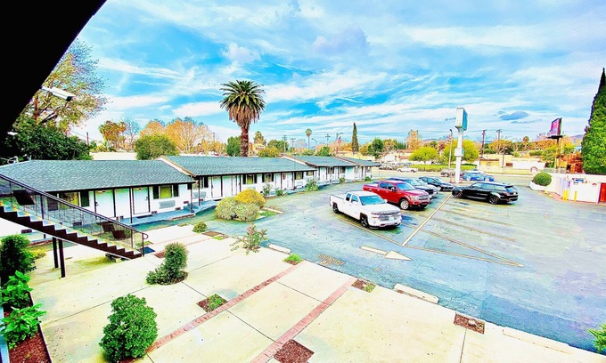 Whittier Hotel | Casa Blanca Inn & Suites