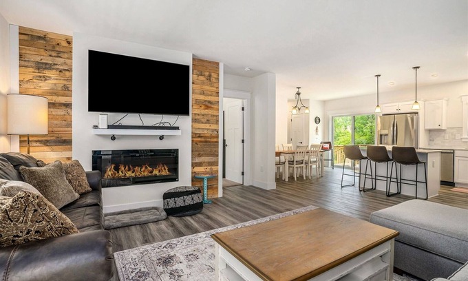 Miami Park House | Casa Blanca | New Alluring Lake MI Retreat | Dog-friendly | Fireplace | Hot Tub