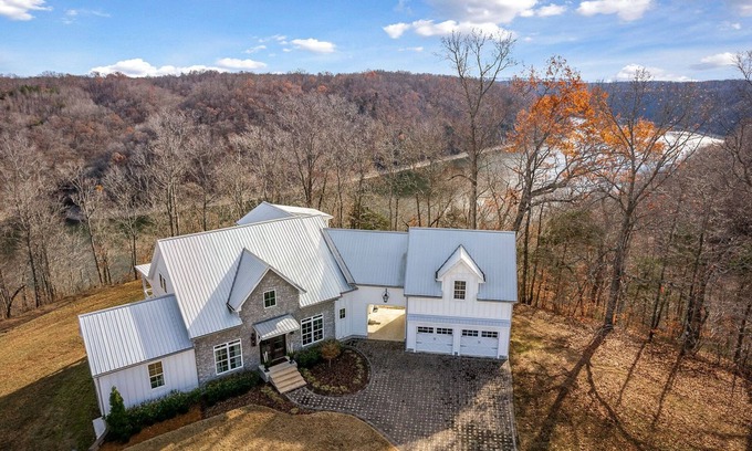 Smithville Ski Chalet | Casa Blanca, Overlooking Center Hill Lake (Dog-Friendly)