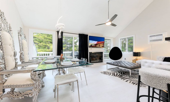 Acme Condo | ⛳ Casa Blanco: Hilltop Condo | Luxe Interiors + Bay Views + Walk to Dining ➠ 5736
