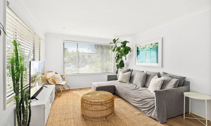 Mollymook Beach House | Casa Blanco | Walk to Beach, Restaurants & Shops. Stay 3, Pay 2 During Winter!