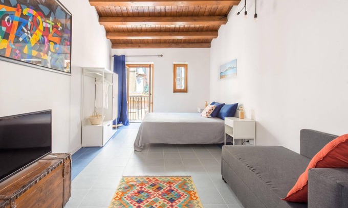Castellammare Vucciria Apartment | Casa Blu con Terrazza Alla Vucciria by Wonderful Italy