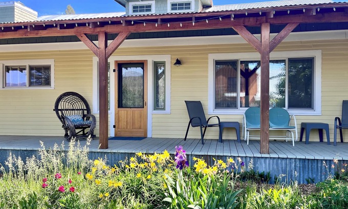 Winthrop House | Casa Bogart-Dog Friendly, 3 Bedroom, Sits 1 Block Above heart of Winthrop!