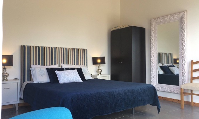 Caloura House | Casa Caloura Earth Accommodation