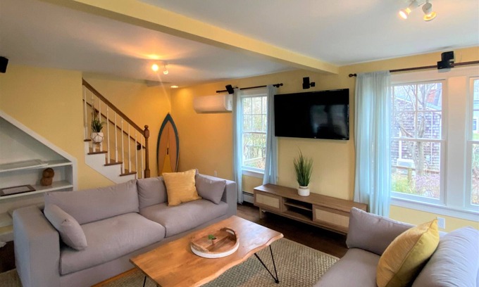 Saunderstown House | Casa Calypso-10 minutes to Newport and Narragansett. Walk to beach!