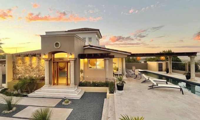 El Centenario House | Casa Caracol - Spacious, Pool, Beach front