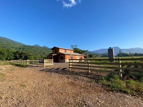Praia Grande House | Casa Celeiro