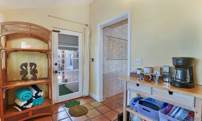 Southside House | Casa Cielo Walk to Intracoastal & Antique Shops