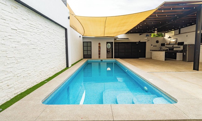 Colima House | Casa Colima 1822 Bed (King Size, Heated Pool)