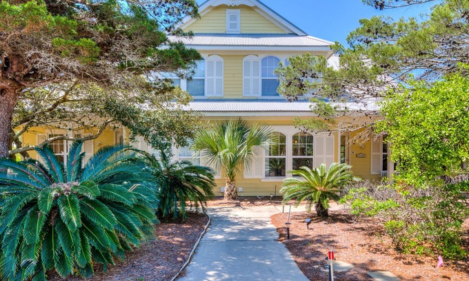 Fort Morgan Cottage | Casa d'Artiste~ Getaway to this 3BR/2 1/2BA home!