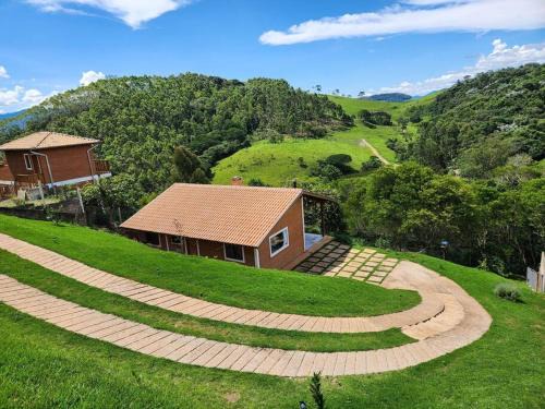 Sapucai-Mirim Ski Chalet | Casa Da Floresta Cercada com Piscina