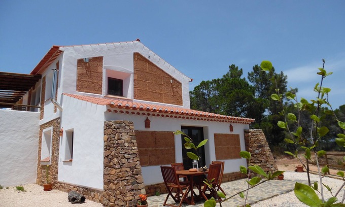 Baiona Villa | Casa da Pedra - Cosy Country House - private terrace, swimming pool, tenis table
