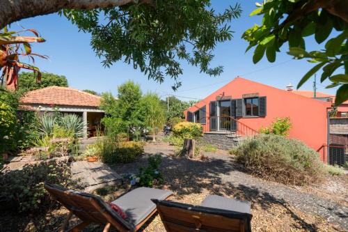 Prazeres House | Casa da Raposeira by An Island Apart