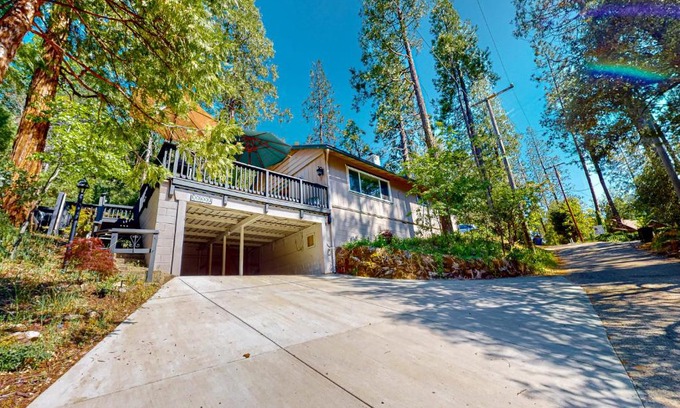 Bass Lake House | Casa de la Montaña