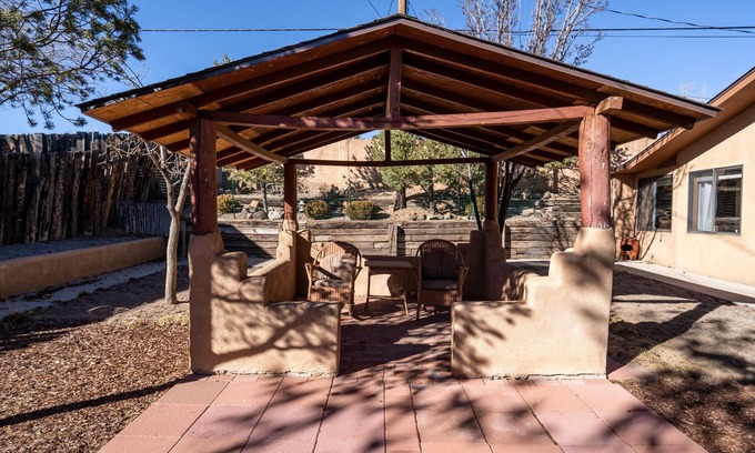 Santa Fe House | Casa de Loco Lobo
