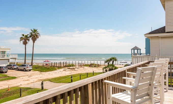 Pirates Beach House | Casa de Mar | Steps from the Shore & Ocean Views