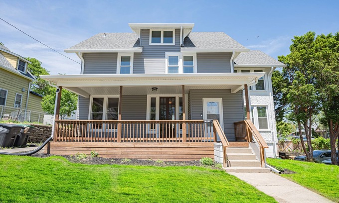 Omaha House | Casa de Paz NE 3,000sqft 4bdrm 2 Sunroom’s 1 mile to ZOO