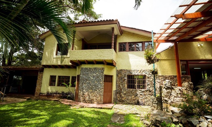 Santa Teresa House | Casa de Piedra Escazú