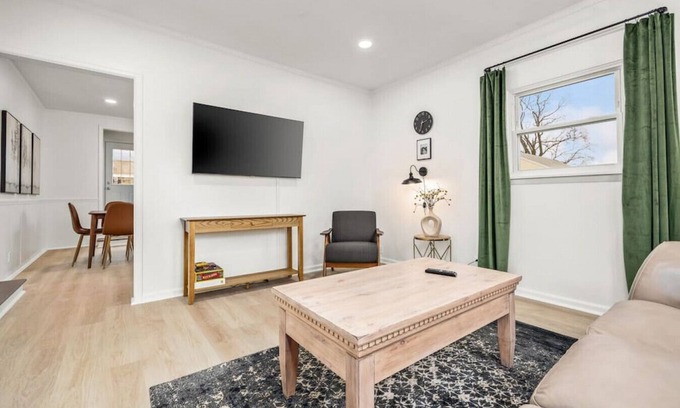 Peoria Heights House | Casa de Vincent w/KING Casper Bed