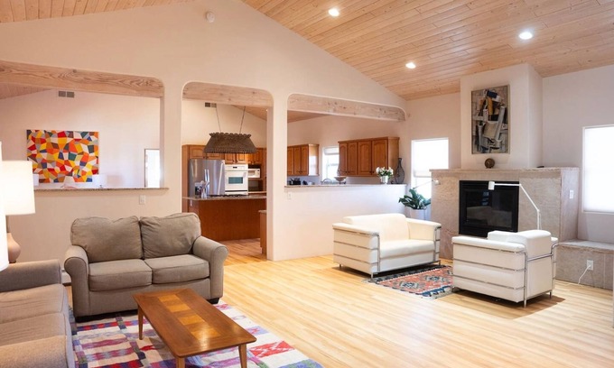 Agua Fria House | Casa del Artista - Spacious 3-bedroom house in delightful Santa Fe!