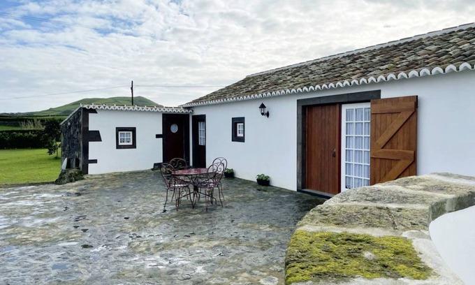 Praia da Vitoria Cottage | Casa do Avô José Alves (T1), Country House - Rural Tourism