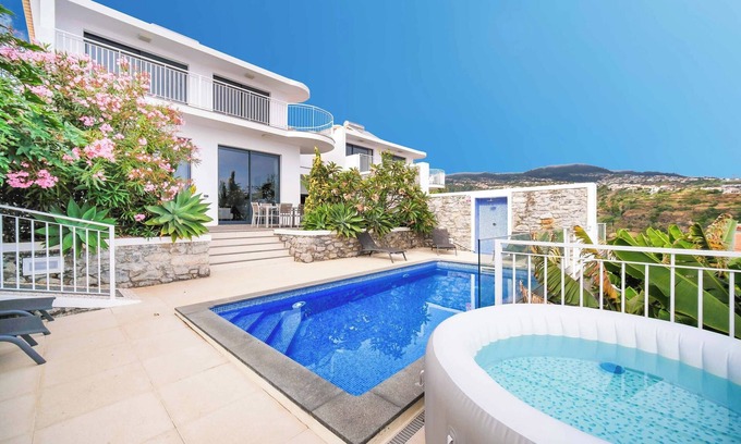 Estrela da Calheta Villa | Casa dos Flores - Three Bedroom Villa, Sleeps 6