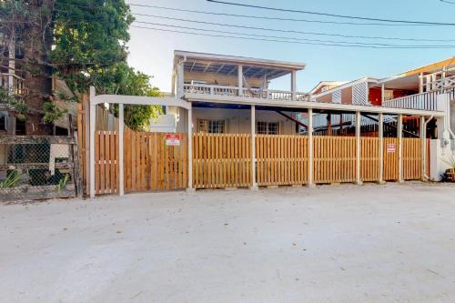 Caye Caulker Hotel | Casa DV Suites