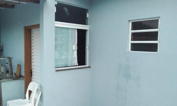 Peruibe House | Casa familiar quarto, cozinha, banheiro e piscina a praia está a 700 metros