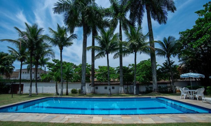 Jardim Virginia House | Casa grande e iluminada com piscina no Guarujá