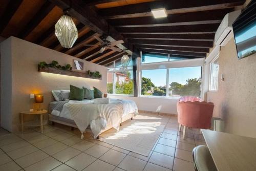 Cuernavaca House | Casa Haru, Hermosa casa con alberca y caldera, jardín, asador y tombling, capacidad para 14 personas, 5 recámaras, 8 camas, 5 baños