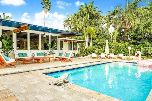 Biscayne Park House | Casa in Tropic Paradise with Pool, BBQ and Firepit