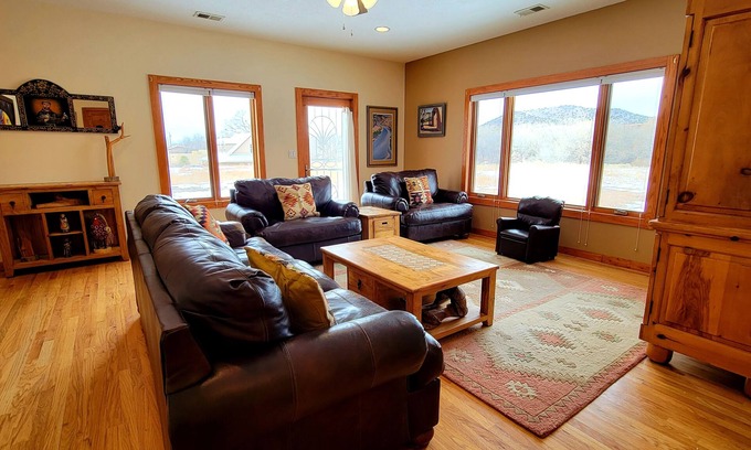 La Cienaga House | Casa La Capilla: Rural Creekside Retreat near SF