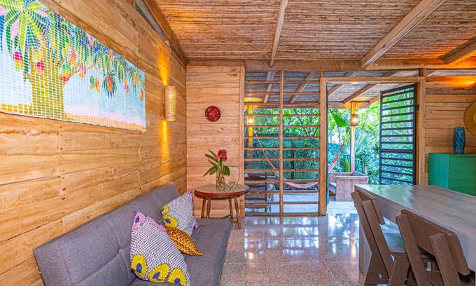 Cahuita Ski Chalet | Casa la Colmena