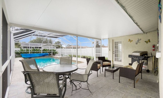 Englewood South Apartment | Casa Loma-Close to the Beaches