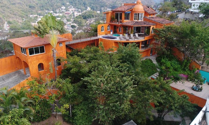 Benito Juarez Villa | Casa Lorenzo Orange Sunsets, Lush Landscape, Intown, Privacy