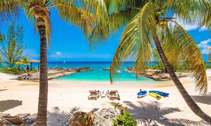 George Town House | Casa Luna 16 by Grand Cayman Villas & Condos