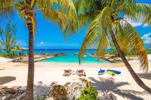 George Town Apartment | Casa Luna 16 - Gated Seaside Village with Shared Pool, Jacquzi, & Beach Cove