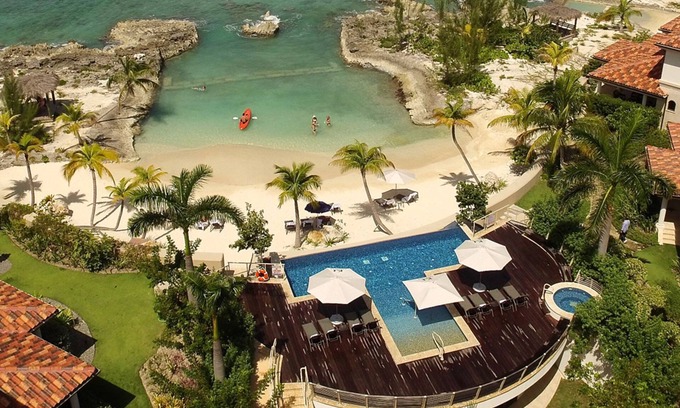 George Town House | Casa Luna 17: Luxe Oasis South of 7Mile Beach w/Secret Beach Cove, Pool + Heated Spa