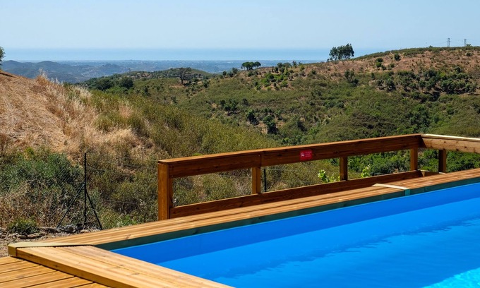 Fonte do Bispo Cottage | Casa Lynx, secluded hill top 2 bedroom getaway with pool and fenced garden