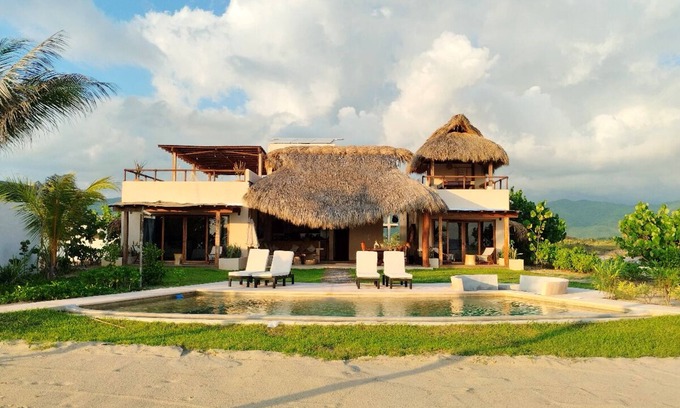 San Pedro Mixtepec Villa | Casa Lyuu - Tropical Beachfront Villa - Your Perfect Getaway in Puerto Escondido