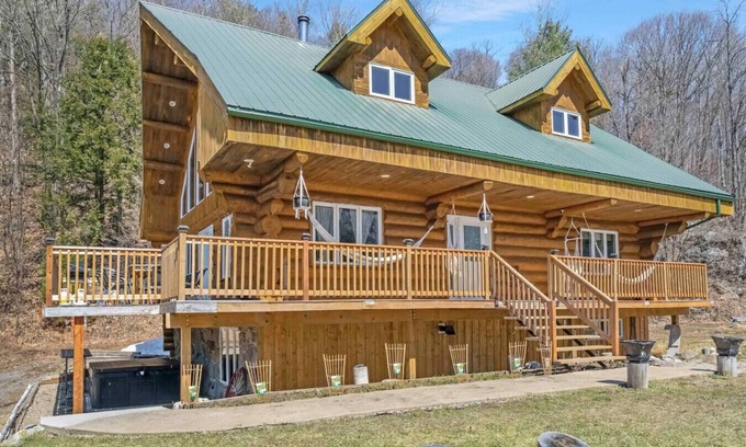 Val-des-Monts Ski Chalet | Casa Madera - 11 Acres/SPA/Close to Lac McGregor