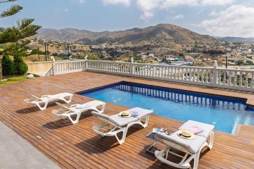 Rincon de la Victoria House | Casa Magnolia 4BR, Pool, BBQ & Sea View
