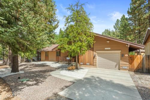 Summit Estates House | Casa Makim-Walk to Slopes, Hot Tub, Fireplace, Jet Tub, BBQ