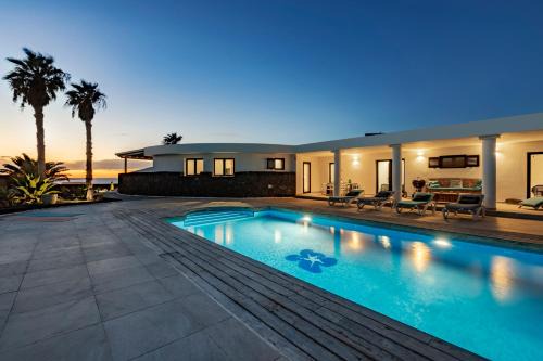 Urbanizacion Famara Villa | Casa Marina with pool, garden and terrace