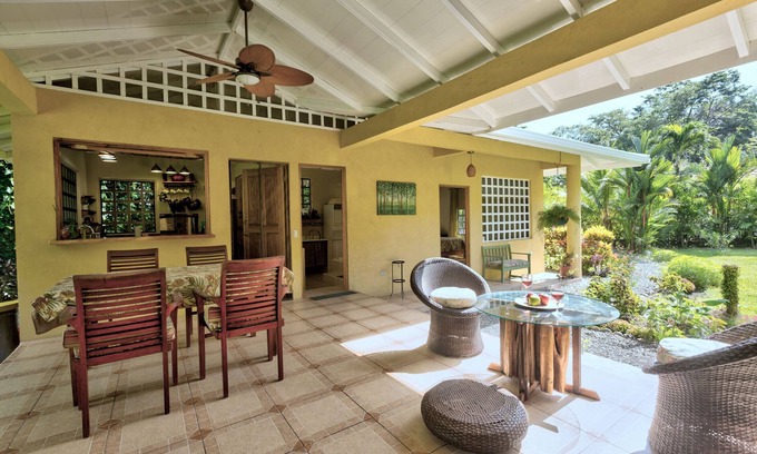 Chiguata Ski Chalet | Casa Mariposa Garden Hideaway 5 Min from Beach