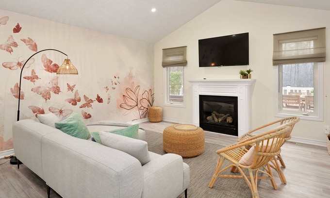 Lambton Shores House | Casa Mariposa ~ Hot Tub ~ Game Room ~ Fire Pit ~ Near Beach